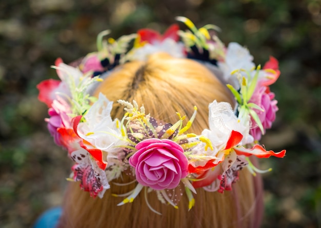 Cabelo feminino com coroa de flores. foco seletivo