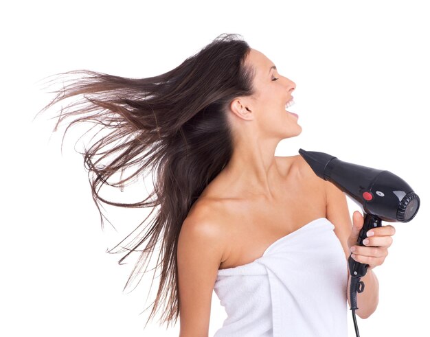 Foto cabelo feminino e secador de cabelo em estúdio para tratamento de beleza em fundo branco ou produto de salão bem-estar ou rotina equipamento de pessoa feminina e toalha para cuidados matinais em londres limpeza ou maquete