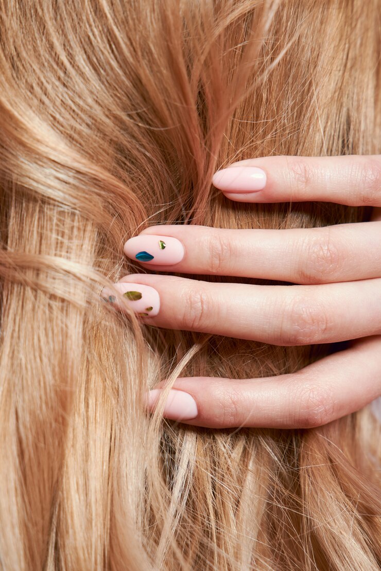 Foto cabelo forte e bonito de uma mulher, fortalecendo e restaurando as raízes do cabelo.