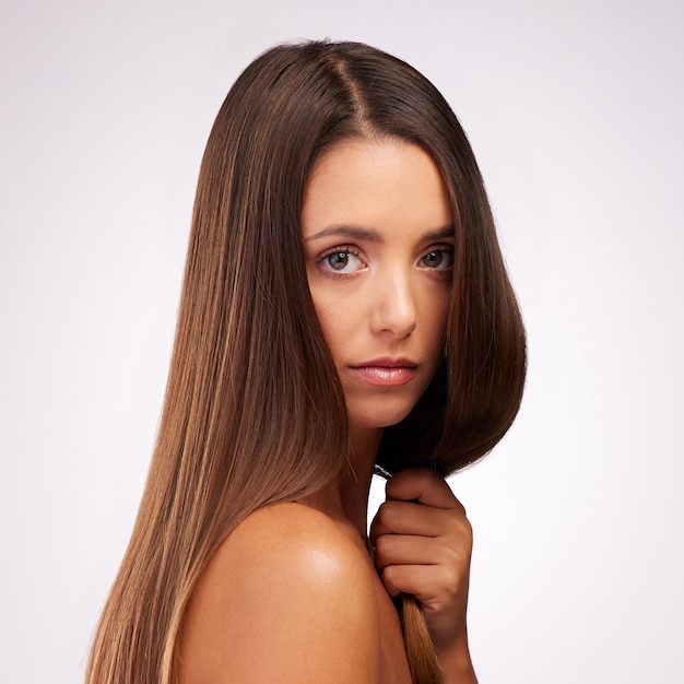 Cabelo forte e saudável Retrato de estúdio de uma jovem atraente posando contra um fundo cinza