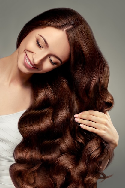 Foto de Cuidados Com Os Cabelos Lindo Cabelo Feminino Escovar Com Escova De  Cabelo Longo e mais fotos de stock de Adulto - iStock