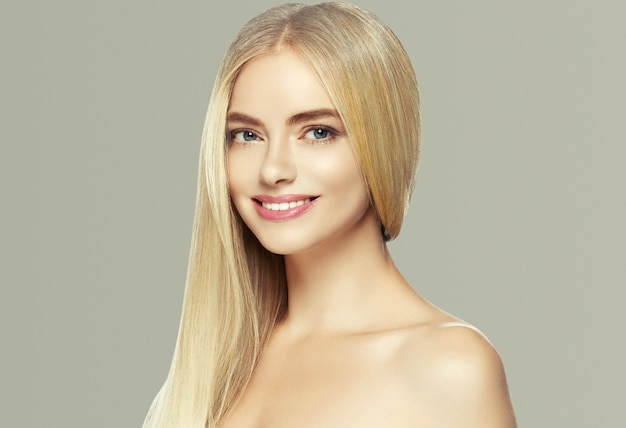 Cabelo loiro mulher pele natural beleza feminina dentes saudáveis sorriso. Tiro do estúdio.