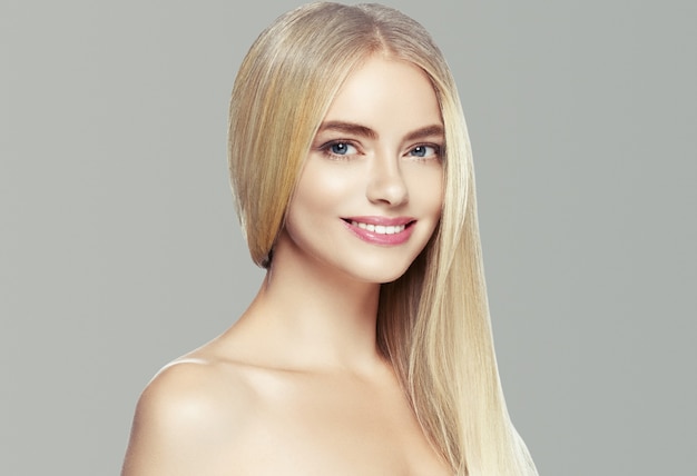 Cabelo loiro mulher pele natural beleza feminina dentes saudáveis sorriso. Tiro do estúdio.