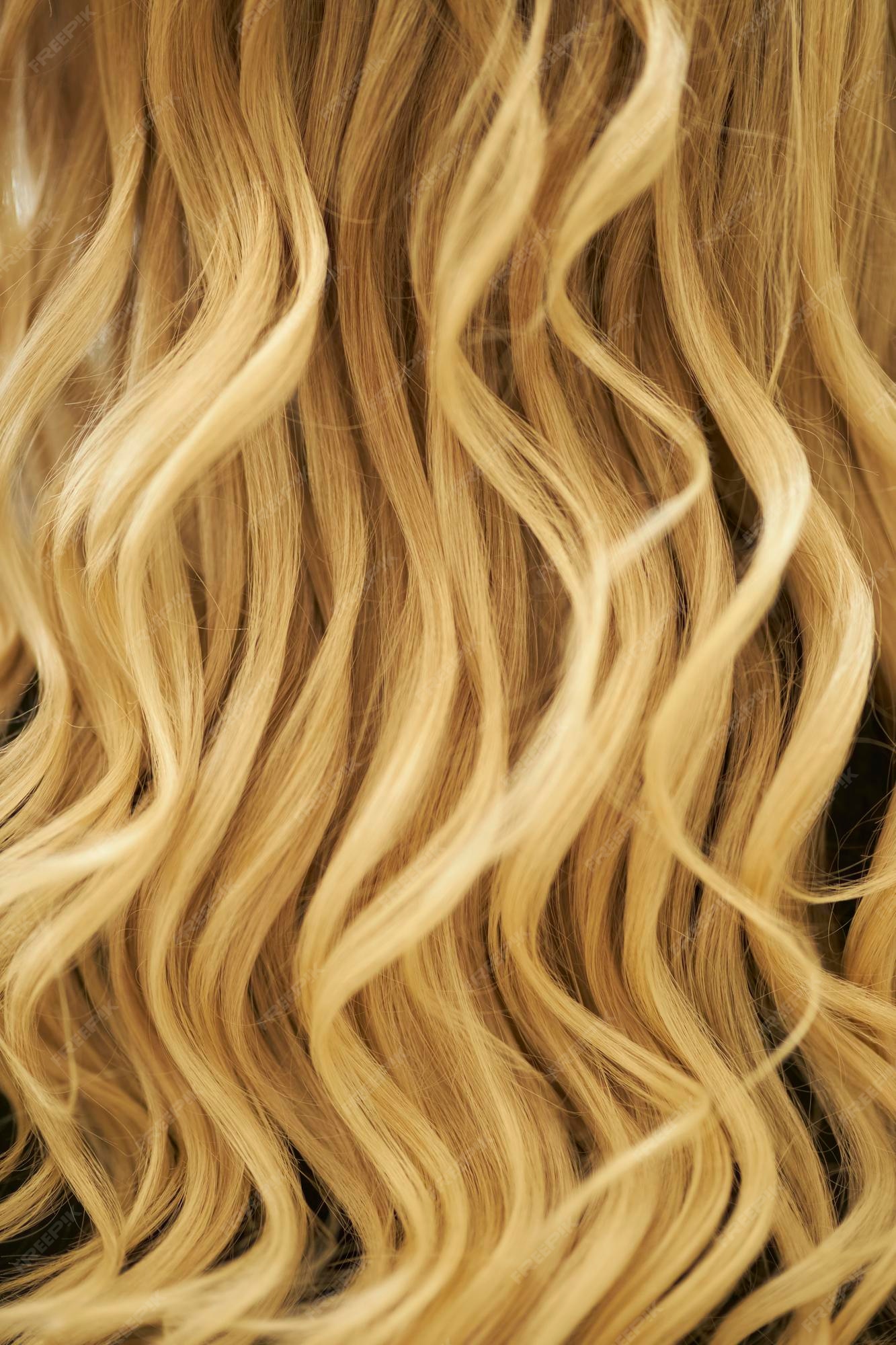 Closeup de cabelo loiro encaracolado sem rosto visão traseira de