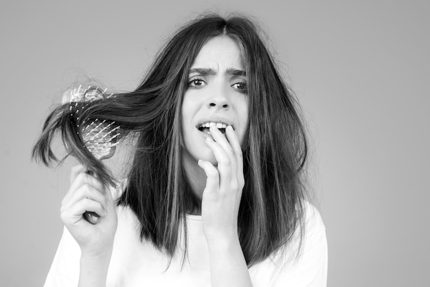 Cabelo para mulher com problema de perda de cabelo mostra seu cabelo emaranhado e danificado