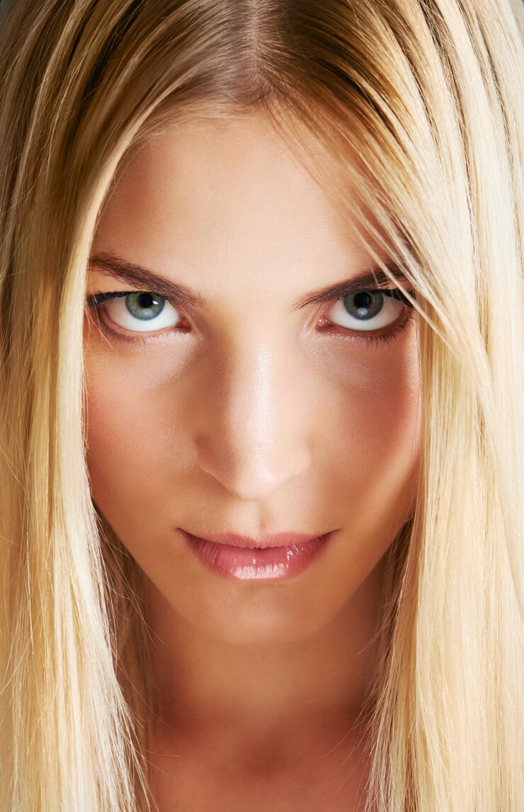Foto cabelos de beleza e retrato de mulher com rosto sério penteado reto e cuidados de salão em close-up cosméticos de estilo e garota loira confiante com cuidados de cabelo brilho saudável e tratamento de queratina