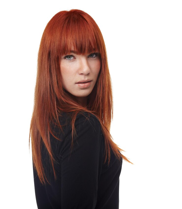 Foto cabelos de beleza ou retrato de mulher confiante em estúdio para cuidados com cabelos vermelhos shampoo ou resultados de brilho em fundo branco cuidado com cabelos de gengibre ou rosto de modelo feminino com crescimento de brilho ou satisfação com a textura