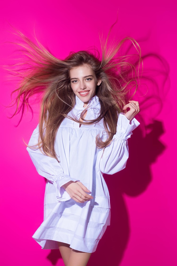 Foto cabelos longos loiros rosto de mulher sexy sensual jovem loira posando em fundo rosa no estúdio bela modelo rosto feminino de beleza menina sensual retrato de modelo sexy beleza natural