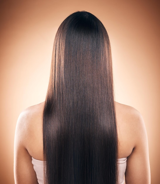 Cabelos retos e beleza da mulher no estúdio isolados em um fundo castanho Cuidados com o cabelo cosméticos naturais e modelo com tratamento de salão para o crescimento do penteado balayage e estética para o bem-estar