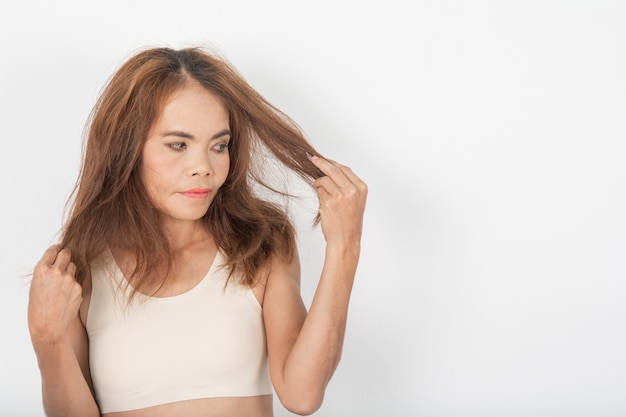 Foto cabelos secos e danificados. o cabelo está seco e quebrado. cabelos danificados pelo calor e pelo vento.