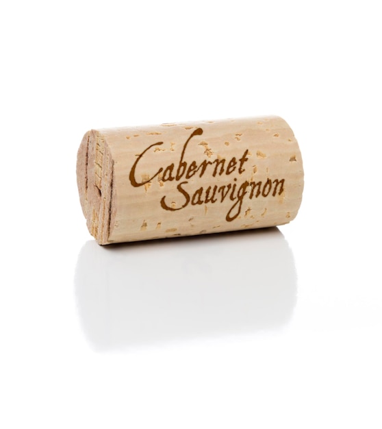 Foto cabernet sauvignon vino corcho con sobre blanco