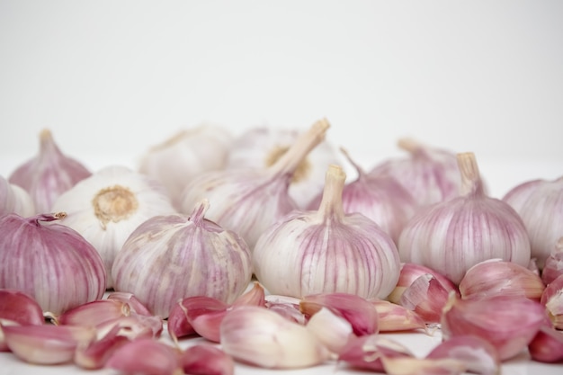 Cabeza de ajo sobre la mesa con molinillo de especias