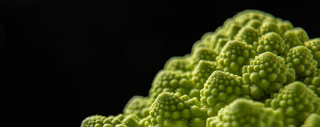 Cabeza de brócoli romanesco sobre una superficie de piedra oscura repollo cerrar secuencia de fibonacci para los amantes de las matemáticas