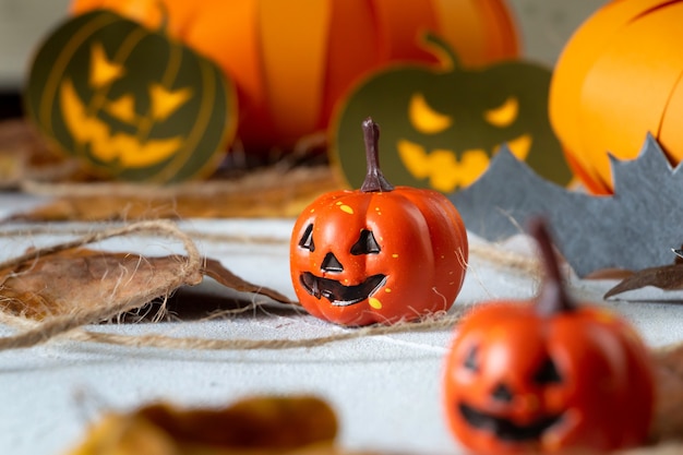 Cabeza de calabaza de Halloween murciélagos y hojas de otoño composición enfoque selectivo