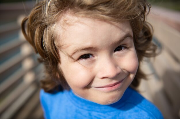 Cabeza de cerca. Cierre de tiro a la cabeza del niño. Cara de niños, retrato de niño pequeño.