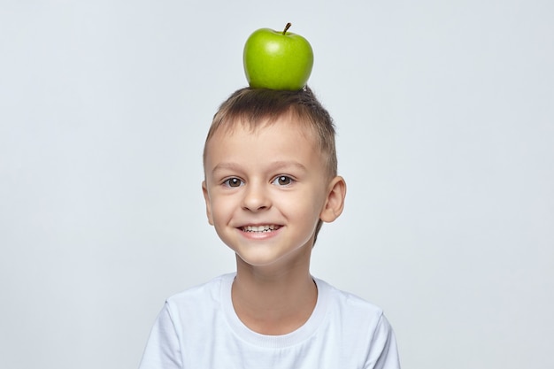 En la cabeza de un chico lindo hay una manzana verde madura