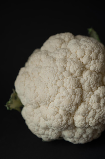 Cabeza de coliflor sobre un fondo oscuro