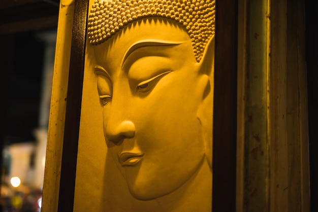 Foto cabeza de estatua de buda de oro