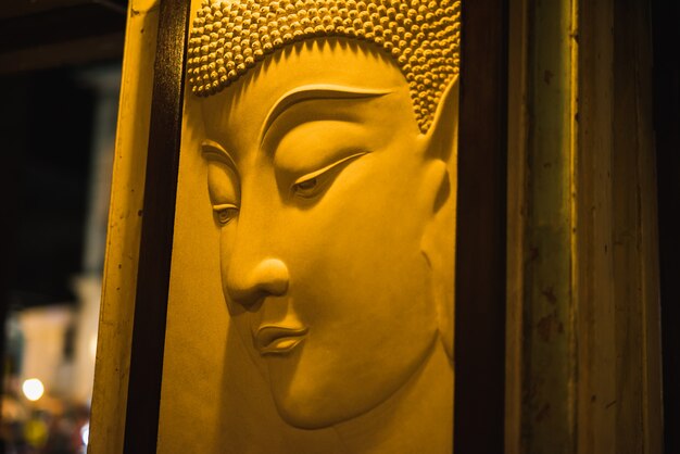 Foto cabeza de estatua de buda de oro