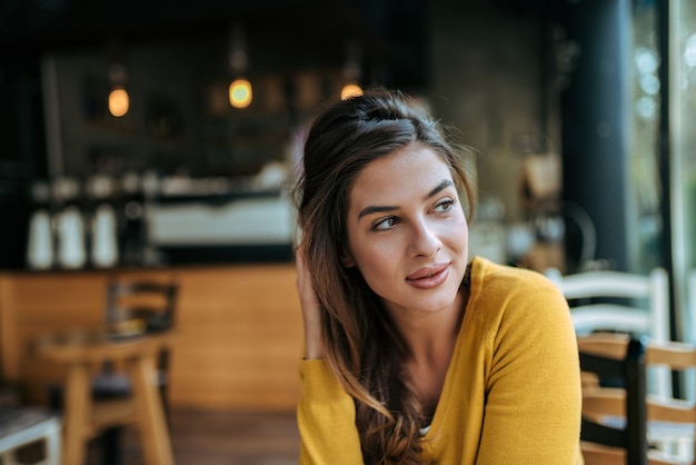 En la cabeza de una hermosa morena en el café.