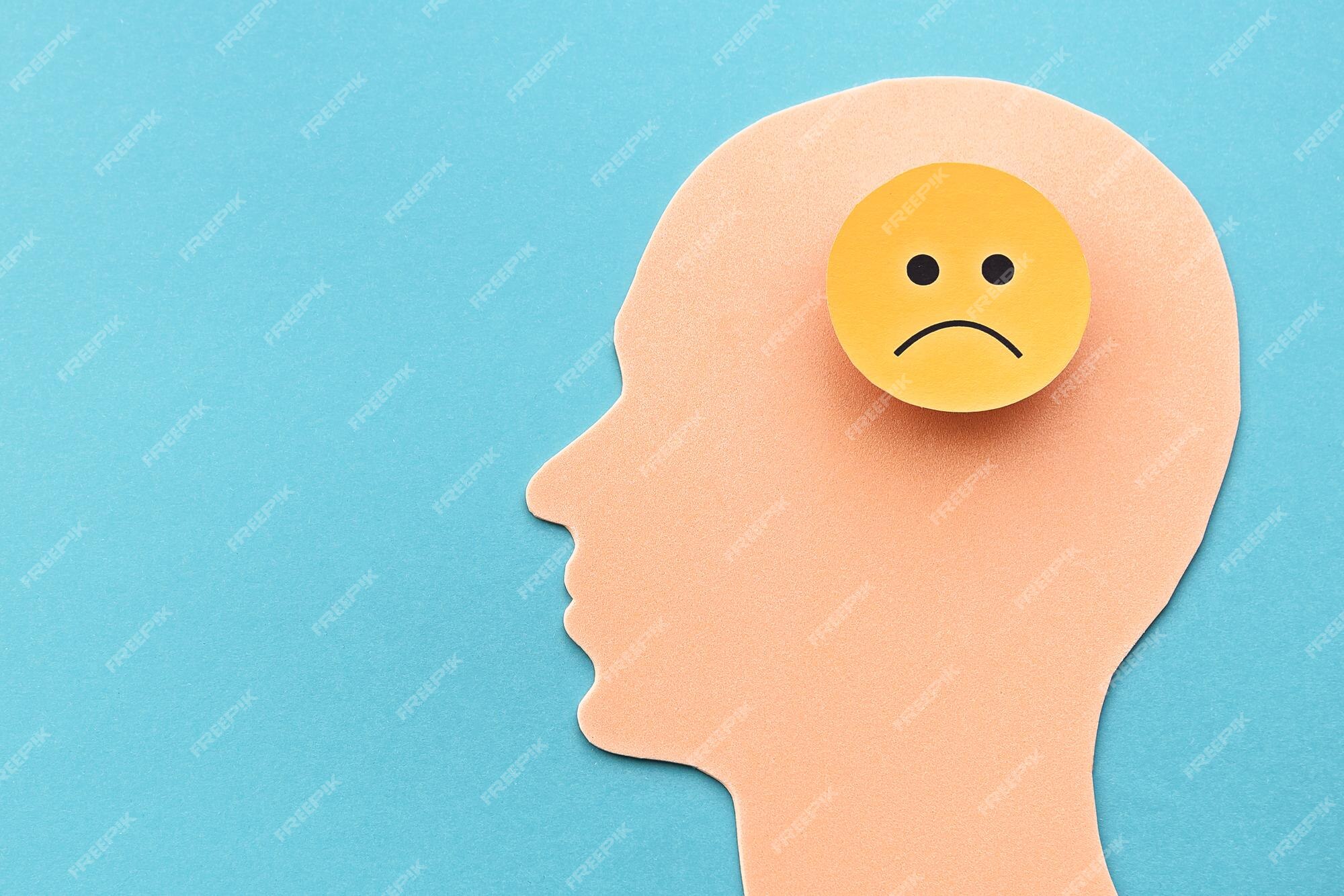 Cabeza de un hombre con el signo de una cara triste el concepto de estado de ánimo negativo y descontento | Foto Premium Cabeza de un hombre con el signo de una cara triste el concepto de estado de ánimo negativo y descontento | Foto Premium