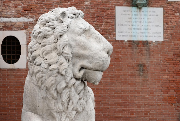 La cabeza de un león de mármol en la entrada principal del Arsenal veneciano Italia