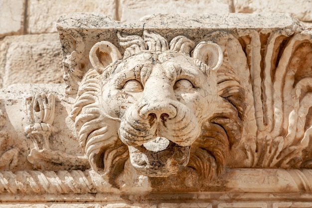 Cabeza del león ornamento mural romano en el templo de Baco Valle de Bekaa Baalbek, Líbano