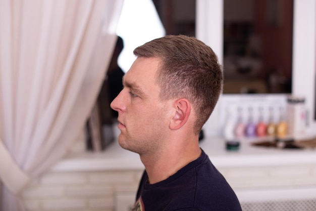 Cabeza masculina con corte de pelo elegante en el fondo de la barbería