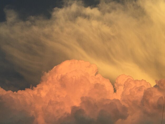 Foto la cabeza en las nubes