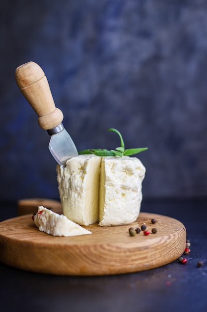 Cabeza de queso y rodajas en escabeche suave