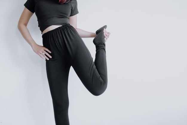 Cabeza recortada mujer de pie en posición de estiramiento aislado sobre fondo blanco Yoga y deporte