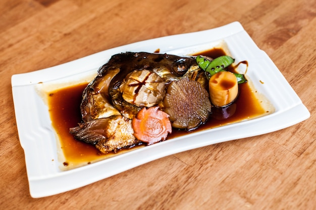 cabeza salmón pescado con salsa estilo de comida japonesa