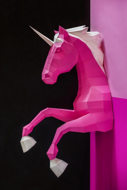 Cabeza de unicornio de papel sobre un fondo de color