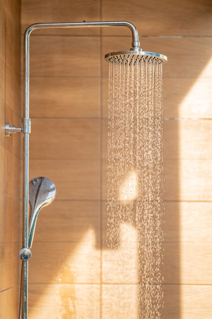 Cabezal de ducha al aire libre para bañarse y ducharse con agua fría antes de tirarse a la piscina del complejo