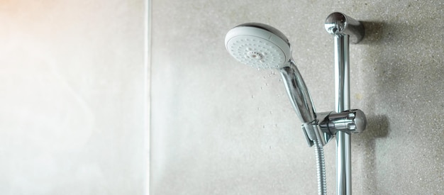 Cabezal de ducha con fondo de pared en baño moderno