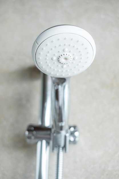 Cabezal de ducha con fondo de pared en baño moderno