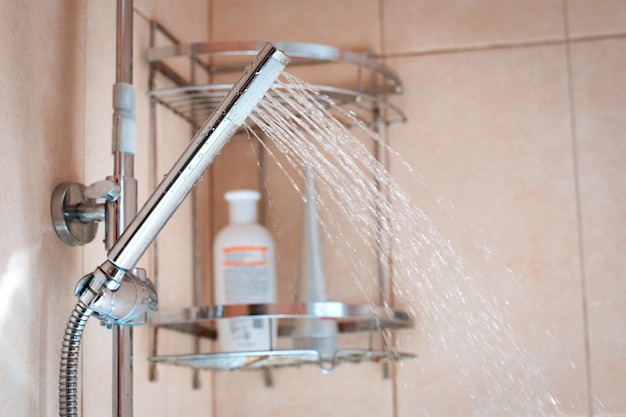 Cabezal de ducha con fondo de pared en baño moderno