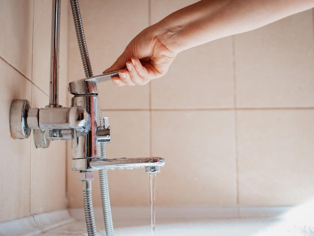 Foto cabezal de ducha con fondo de pared en baño moderno