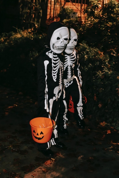 Foto cabezas de calabaza resplandecientes en la oscura magia de halloween,