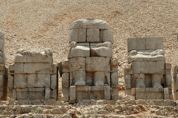 Foto cabezas de dioses gigantes en el monte nemrut anatolia turquía antiguas estatuas colosales de piedra que representan figuras mitológicas legendarias