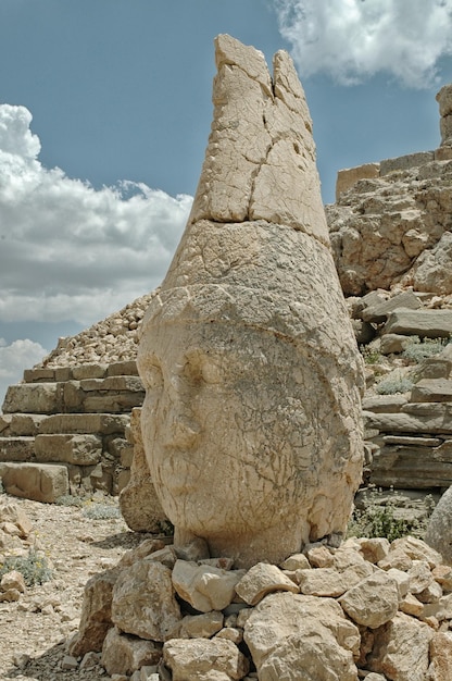Foto cabezas de dioses gigantes en el monte nemrut anatolia turquía antiguas estatuas colosales de piedra que representan figuras mitológicas legendarias