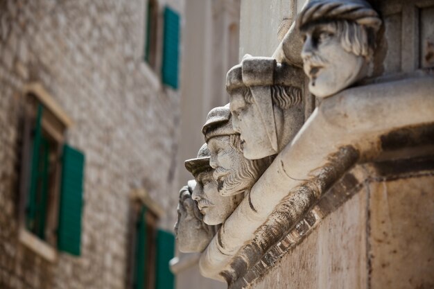 Cabezas de piedra en la Catedral de St. James en Sibenik, Croacia. UNESCO sitio de Patrimonio Mundial
