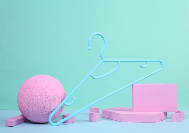 Cabide com formas geométricas rosa sobre fundo azul Arte conceitual Minimalismo