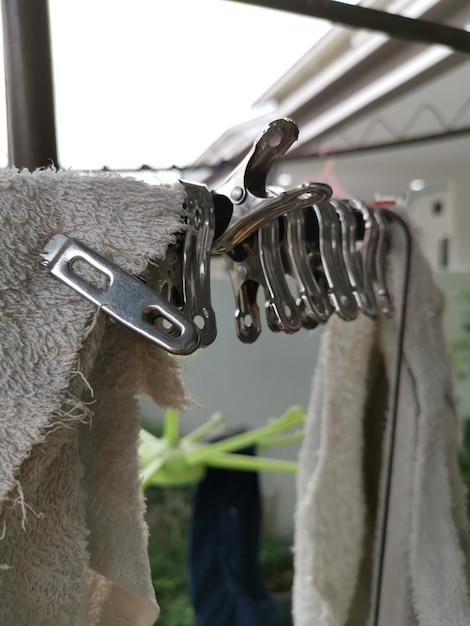 Cabides e clipes metálicos ou plásticos usados para secar roupas ao ar livre na varanda do espaço aberto