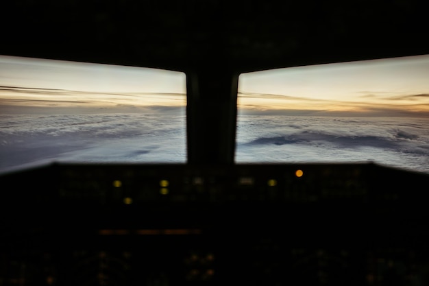 Foto cabina de una aerolínea con nubes