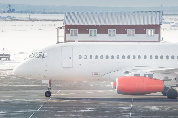 La cabina de un avión en el aeropuerto en la temporada de invierno El concepto de viajes y servicios aéreos