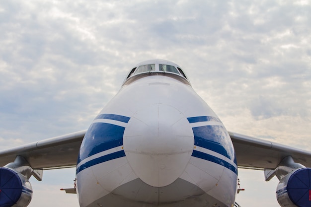 cabina de avión de carga de cerca