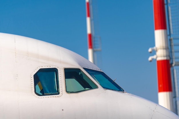 Cabina de avión de pasajeros grande en la pista de cerca