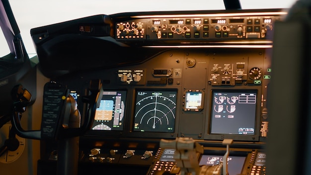 Cabina de avión vacía con comando de tablero para acelerar el motor, parabrisas de navegación para volar aviones. Cabina con panel de control e interruptor de encendido, palanca de brújula de radar. De cerca.