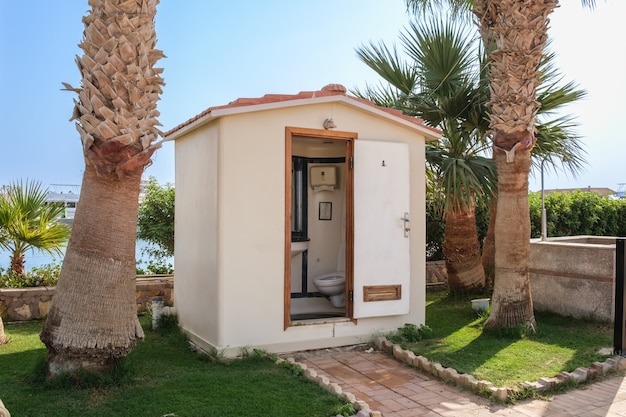 Cabina de baño de playa en el resort con puerta abierta